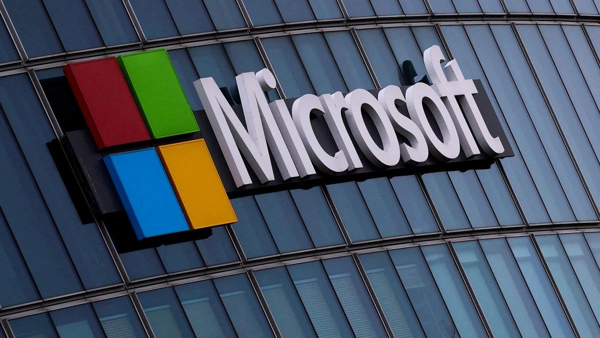 Lee más sobre el artículo Microsoft se prepara para abandonar las conversaciones de alto riesgo con OpenAI