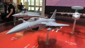 Lee más sobre el artículo El avión de combate chino J-10CE se exhibió en el 55º Salón Aeronáutico de París