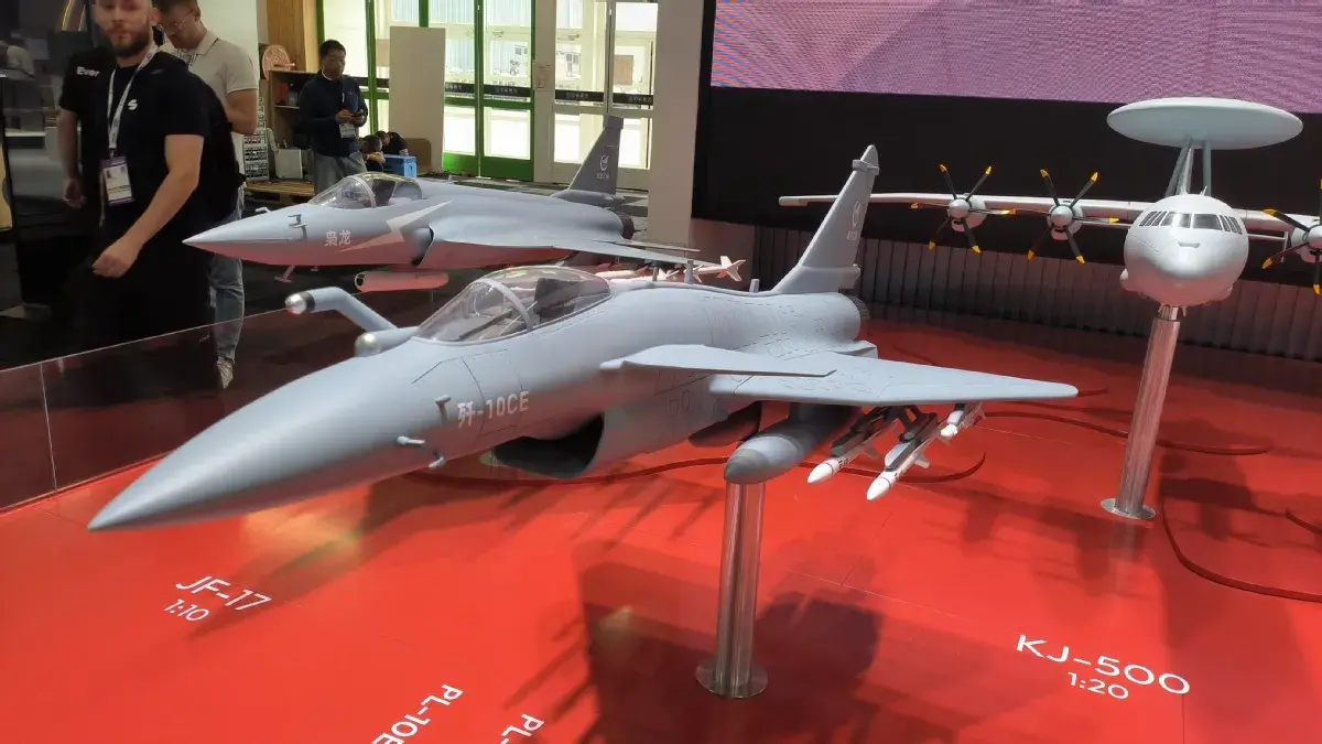 Lee más sobre el artículo El avión de combate chino J-10CE se exhibió en el 55º Salón Aeronáutico de París