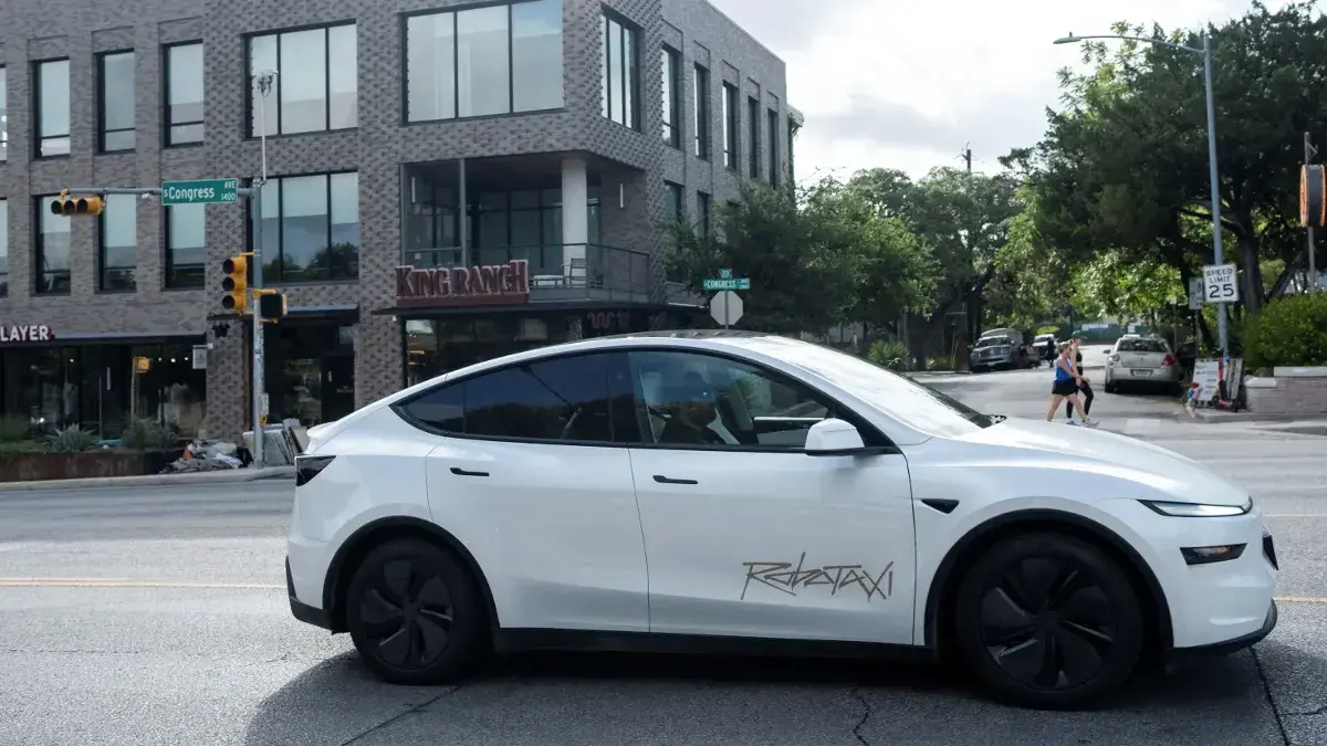 Lee más sobre el artículo Los incidentes del robotaxi de Tesla captados en cámara en Austin llaman la atención de los reguladores