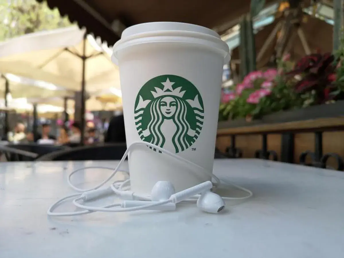 Lee más sobre el artículo Tras reducir los platos del menú y bajar los precios para salvarse, Starbucks puso la mira en la IA. ¿Para qué sirve la IA?