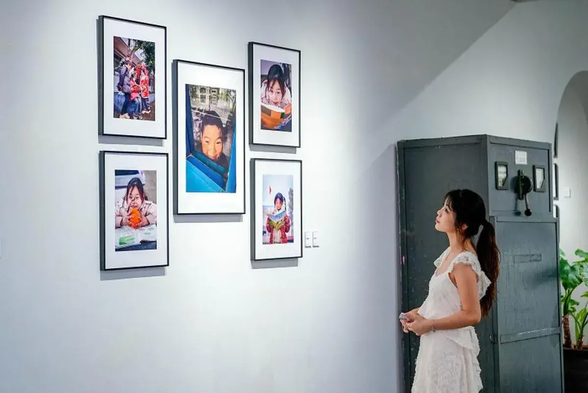 Lee más sobre el artículo Estudiantes muestran la revitalización rural a través de la fotografía en un evento de Apple