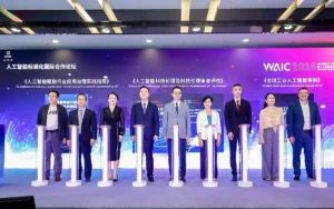 Lee más sobre el artículo Expertos internacionales se reúnen para alinear los estándares de IA durante WAIC 2025
