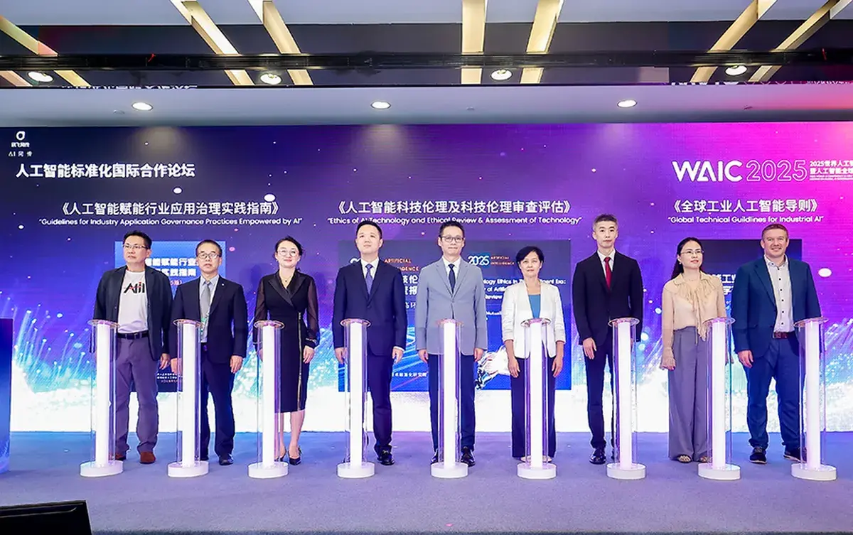 Lee más sobre el artículo Expertos internacionales se reúnen para alinear los estándares de IA durante WAIC 2025