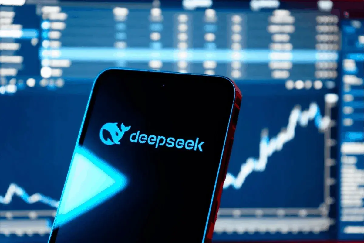 Lee más sobre el artículo El chatbot homónimo de DeepSeek registra una caída en las descargas a medida que aumentan las aplicaciones de IA para el trabajo y la educación