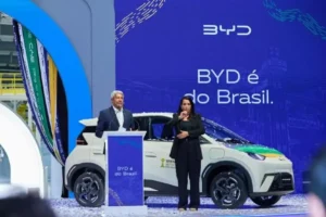 Lee más sobre el artículo El primer automóvil de BYD Brasil sale de la línea de ensamblaje