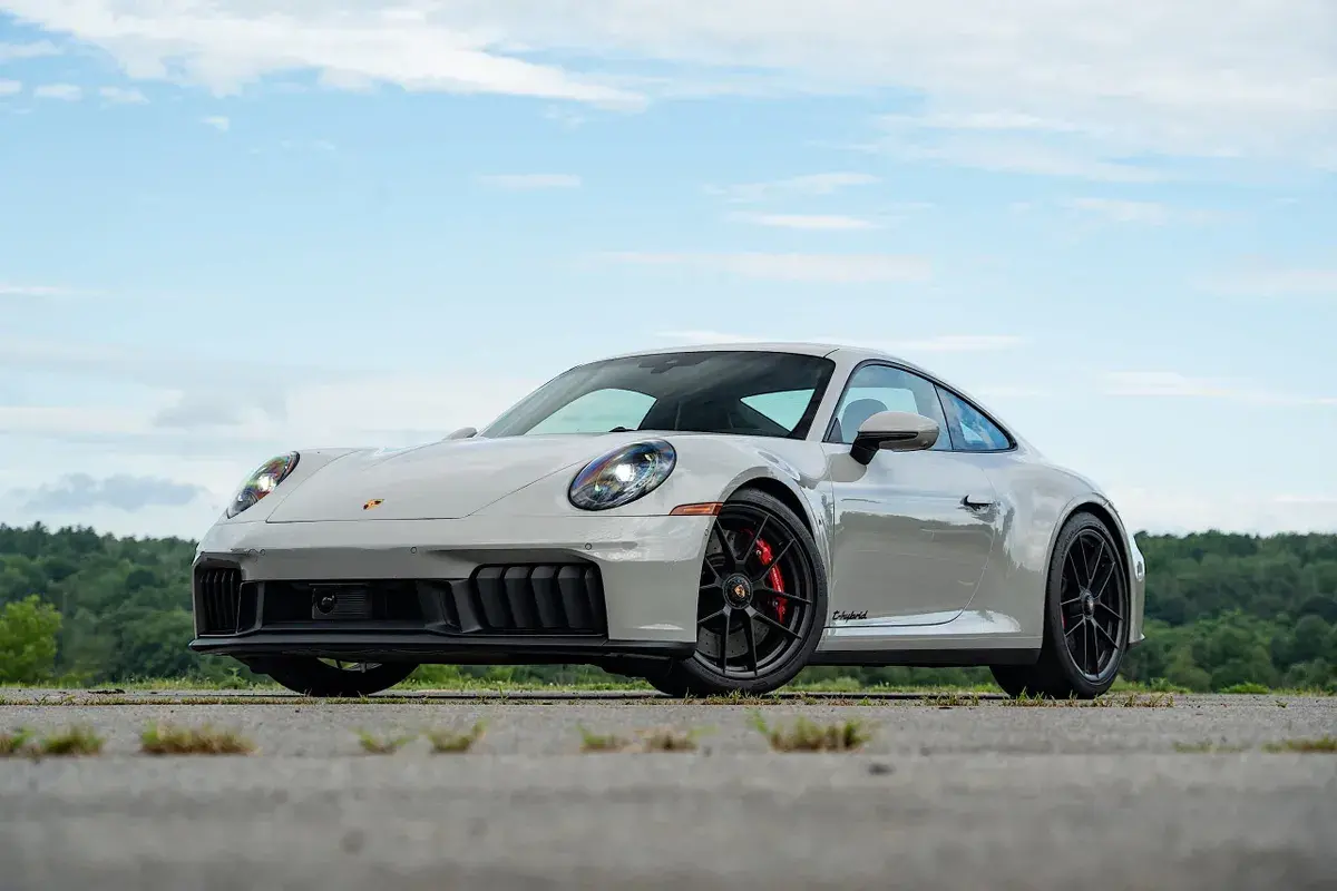 Lee más sobre el artículo Análisis del Porsche 911 GTS: El primer 911 híbrido es mejor con batería