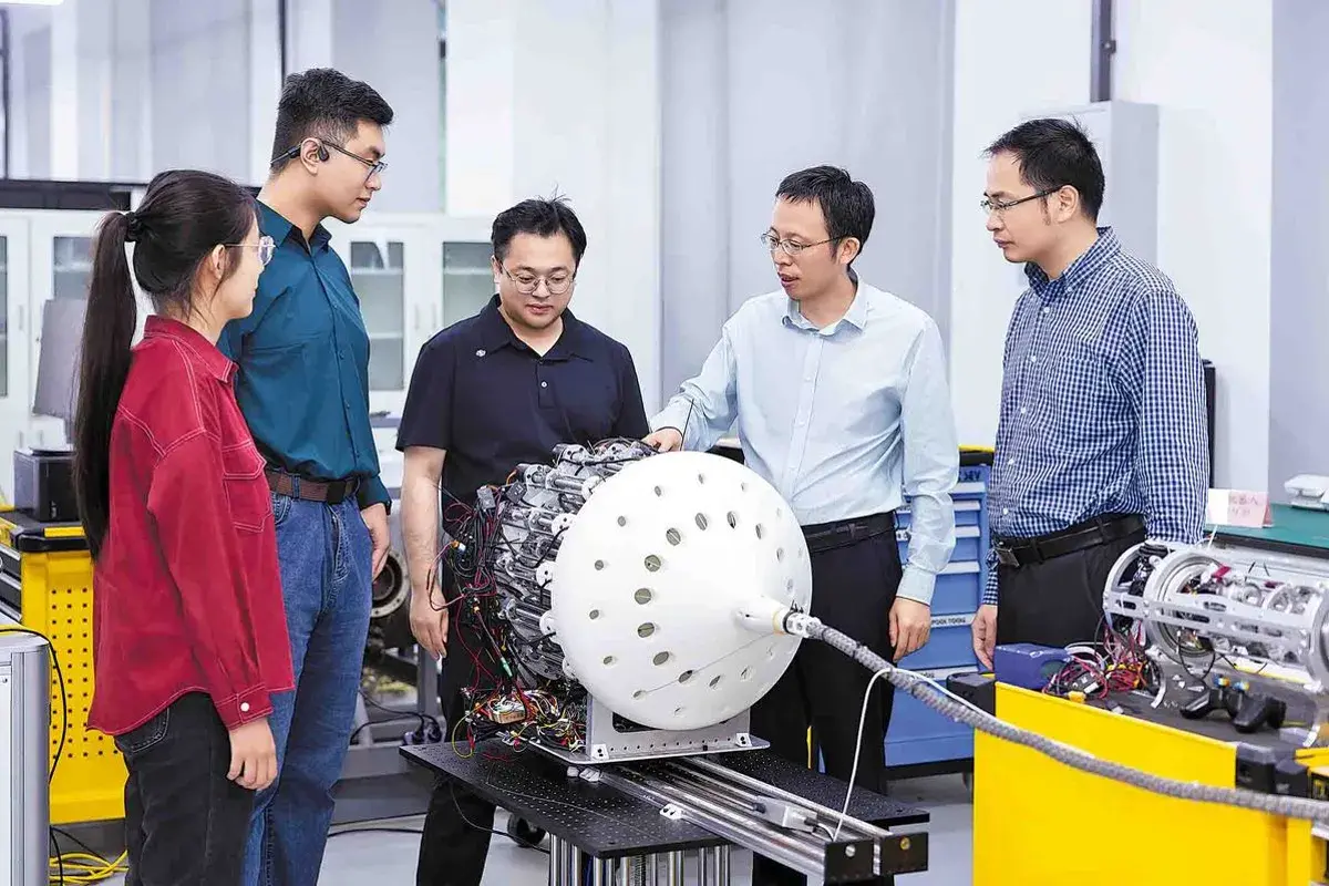 Lee más sobre el artículo Los robots en miniatura con forma de serpiente redefinen los límites de la ingeniería