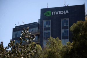 Lee más sobre el artículo El valor bursátil de Nvidia alcanza los 4 billones de dólares gracias al dominio de la IA