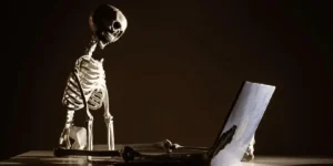 Lee más sobre el artículo Los fallecidos necesitan el derecho a borrar sus datos para evitar que sean manipulados por la IA, afirma una abogada