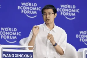 Lee más sobre el artículo El fundador de Unitree, empresa china, considera la falta de inteligencia artificial avanzada como el mayor obstáculo para el uso masivo de robots