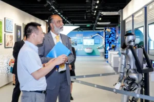 Lee más sobre el artículo Funcionarios de la ONU visitan la Universidad de Fudan para promover la cooperación en IA