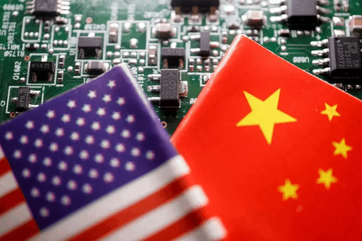 Lee más sobre el artículo Estados Unidos incorpora en secreto rastreadores en envíos de chips de IA para prevenir el contrabando a China, según fuentes