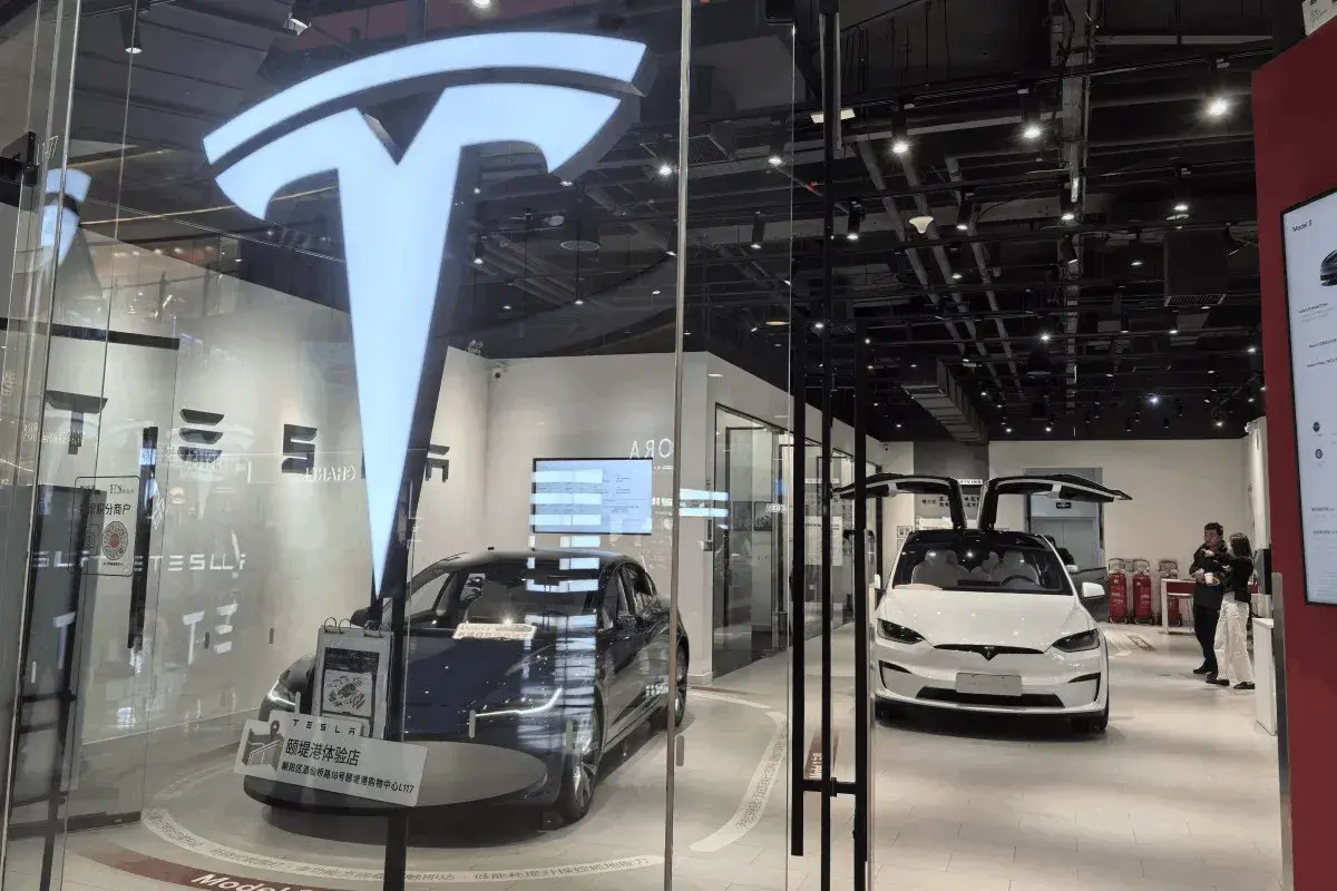 En este momento estás viendo Tesla continúa su declive en China continental a medida que caen las ventas y la cuota de mercado