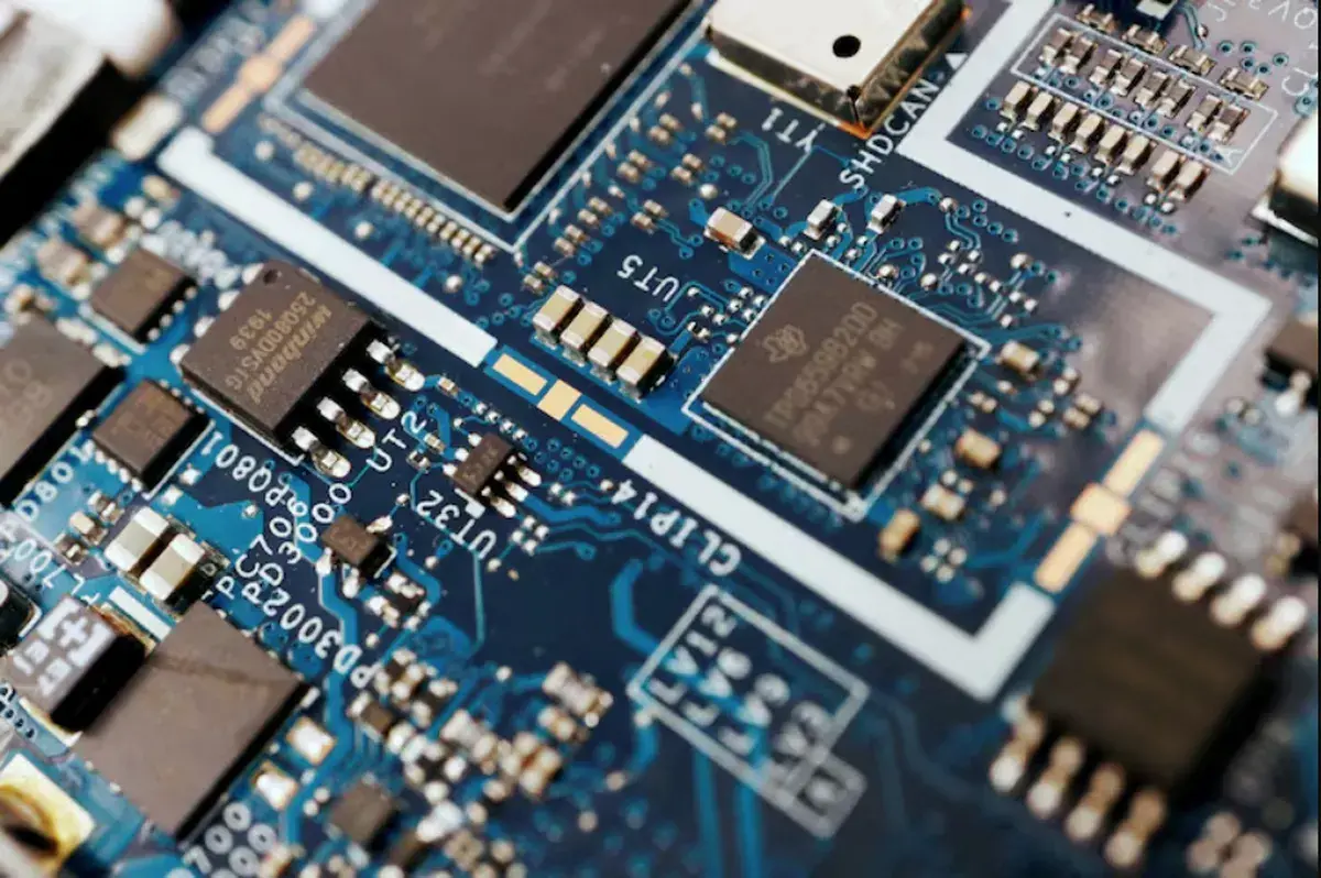Lee más sobre el artículo G42, con respaldo de Abu Dabi, busca diversificar sus proveedores de chips para el campus de IA, informa Semafor