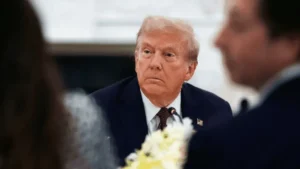 Lee más sobre el artículo Trump amenaza con una investigación comercial tras las multas “discriminatorias” de la UE contra Google y Apple