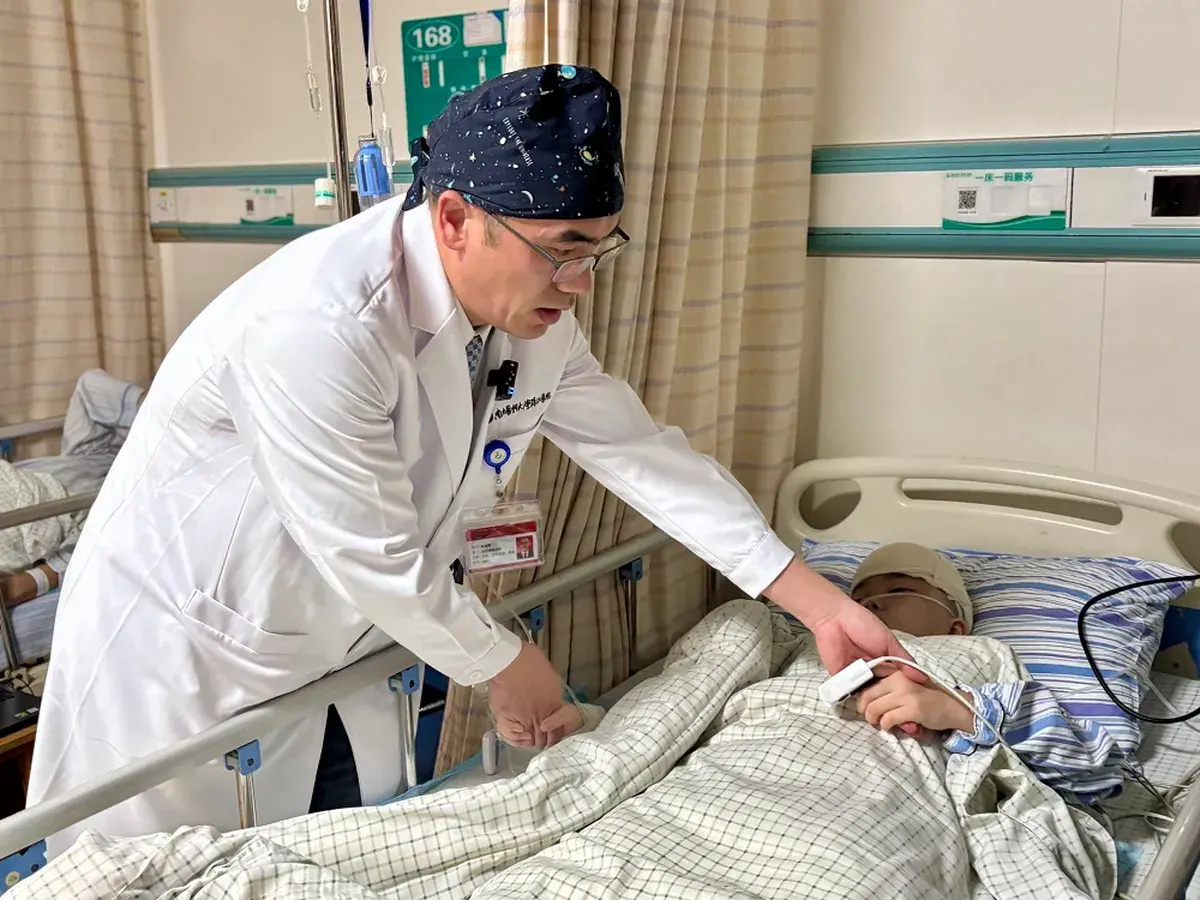 Lee más sobre el artículo Una niña con epilepsia recibe un nuevo implante en Guangzhou