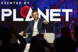 Lee más sobre el artículo Eric Trump elogia la “potencia inmensa” de China en criptomonedas en la cumbre de Bitcoin en Hong Kong