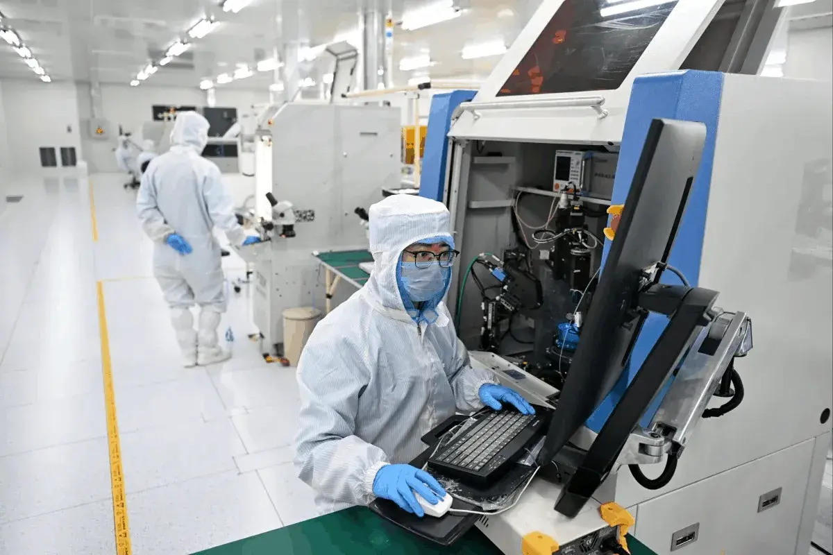 Lee más sobre el artículo El arma secreta de China en la batalla de los chips con EE.UU.: intensa rivalidad urbana