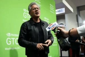 Lee más sobre el artículo El CEO de Nvidia deposita sus esperanzas en el regreso a China tras las conversaciones de Trump sobre los chips Blackwell con Xi Jinping