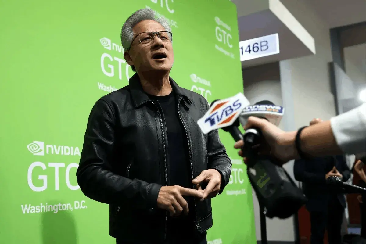 Lee más sobre el artículo El CEO de Nvidia deposita sus esperanzas en el regreso a China tras las conversaciones de Trump sobre los chips Blackwell con Xi Jinping