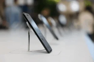 Lee más sobre el artículo Cómo el debut de la eSIM del iPhone Air transforma el panorama de las telecomunicaciones en China