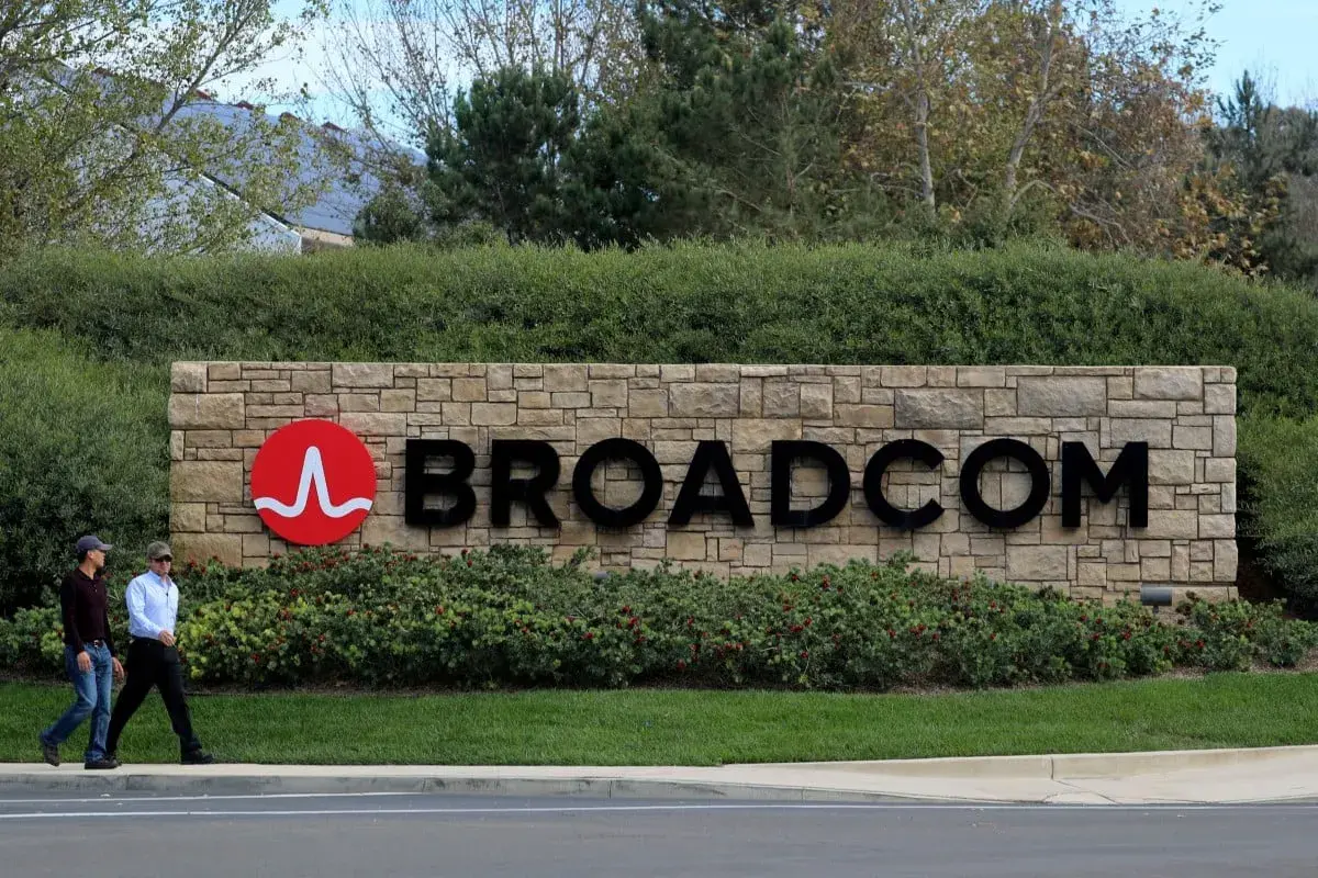 Lee más sobre el artículo La valoración de Broadcom se dispara en 150.000 millones de dólares tras un acuerdo de chips con OpenAI
