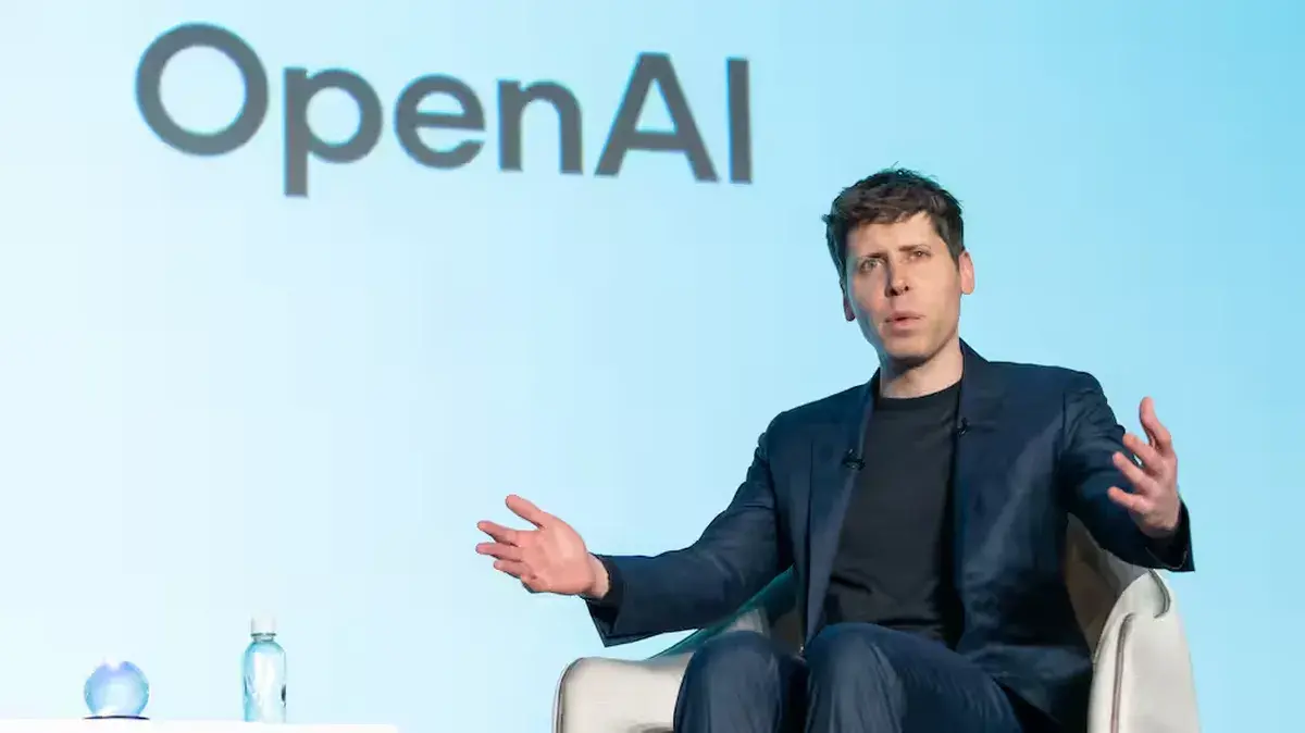 Lee más sobre el artículo Sam Altman lo tiene claro: Google se les ha adelantado, así que deben apurar el paso