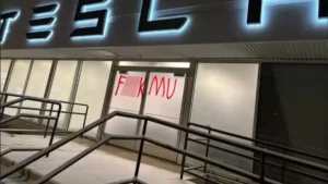 Lee más sobre el artículo Apple CarPlay podría llegar pronto a los autos Tesla