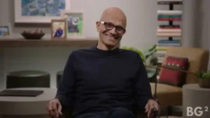 Lee más sobre el artículo En medio de despidos masivos, Satya Nadella afirma que Microsoft volverá a aumentar su plantilla con un mayor “aprovechamiento de la IA”
