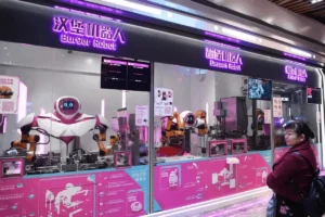 Lee más sobre el artículo Shanghái presenta un plan revolucionario para una nueva era de restaurantes inteligentes con IA y cocinas robotizadas
