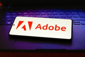 Lee más sobre el artículo Adobe enfrenta una demanda colectiva, acusado de usar indebidamente el trabajo de los autores en el entrenamiento de IA