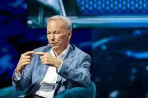 Lee más sobre el artículo ¿Puede China financiar sus ambiciones en IA?. El exdirector ejecutivo de Google, Eric Schmidt, pone en duda su posición