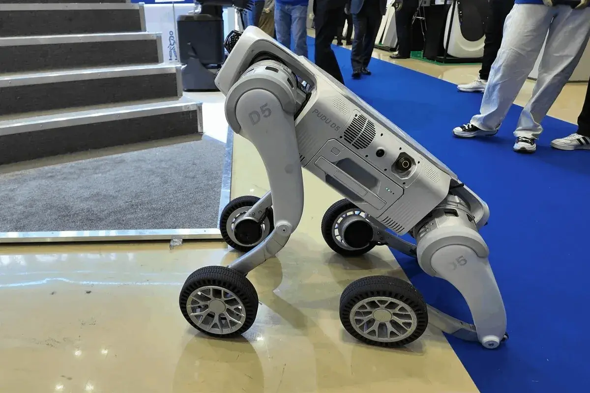 Lee más sobre el artículo Pudu Robotics de China lanza una ofensiva de seducción en el extranjero con su perro robot