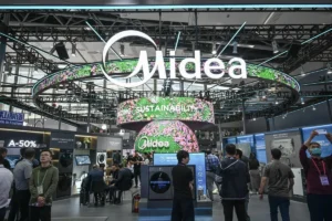 Lee más sobre el artículo El gigante chino de electrodomésticos Midea presenta un robot de seis brazos para fábricas