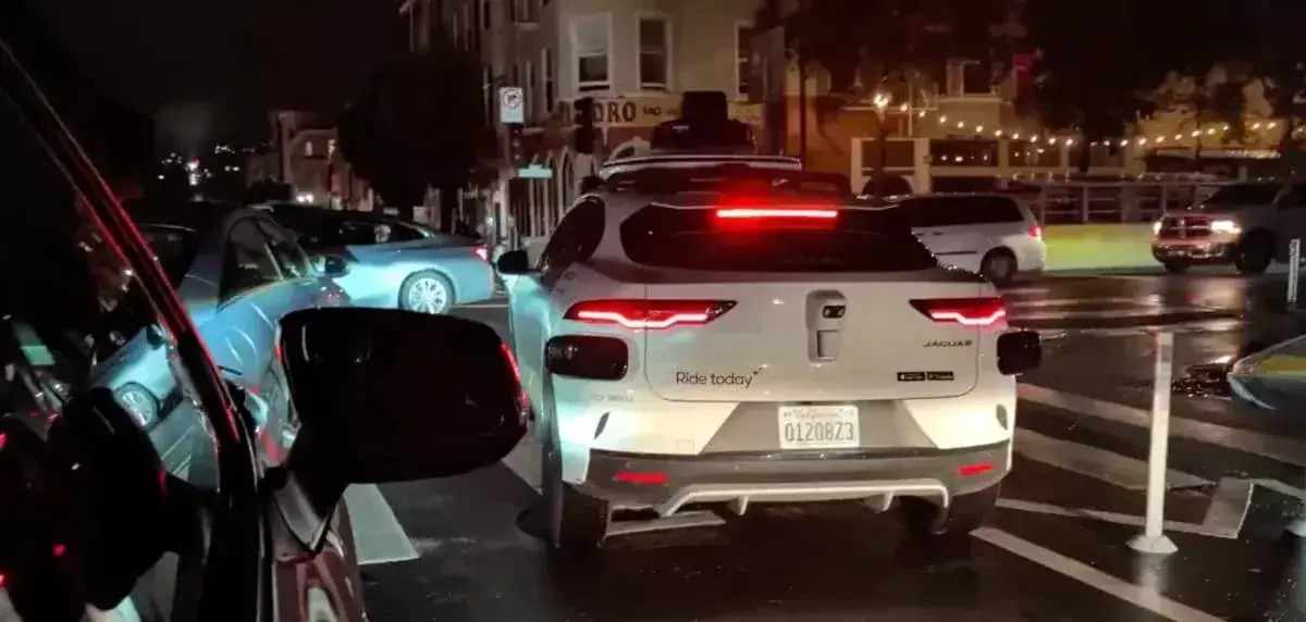 Lee más sobre el artículo Waymo suspende su servicio en San Francisco debido a que los robotaxis se detuvieron durante un apagón