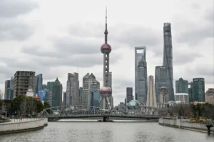 Lee más sobre el artículo Shanghái anuncia una inversión de 10.000 millones de dólares en medio de la creciente competencia tecnológica entre Estados Unidos y China