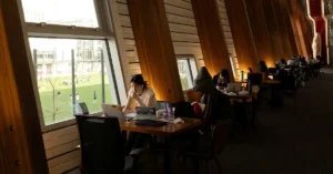 Lee más sobre el artículo Los exámenes de contabilidad vuelven a ser presenciales ante el auge de las trampas con IA