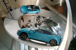 Lee más sobre el artículo El SU7 de Xiaomi se convierte en el primer «asesino de Tesla» en China, superando en ventas al Model 3