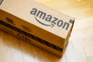 Lee más sobre el artículo Amazon recorta 16.000 empleos en medio de la transición a la IA y la reestructuración pospandemia