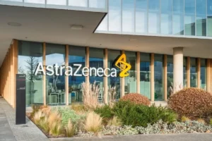 Lee más sobre el artículo AstraZeneca revela un plan de inversión de 15.000 millones de dólares en China durante la visita de Starmer a Beijing