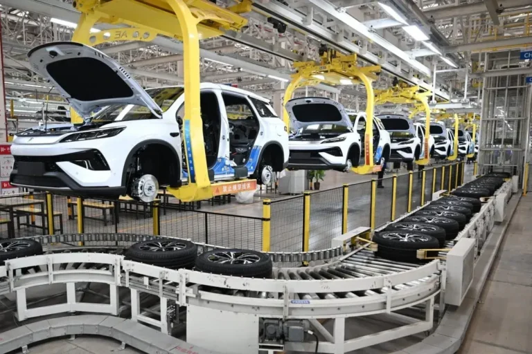 Las acciones de los fabricantes chinos de vehículos eléctricos se desploman ante la caída de las ventas tras la finalización de los incentivos fiscales