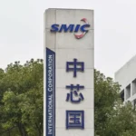 SMIC de China prevé ingresos estables, ya que la caída en los pedidos de gama baja compensa el crecimiento de los chips de IA