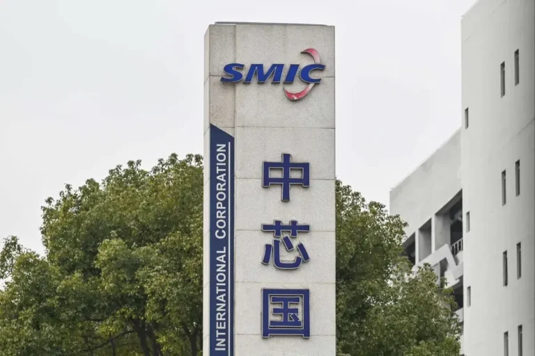 SMIC de China prevé ingresos estables, ya que la caída en los pedidos de gama baja compensa el crecimiento de los chips de IA