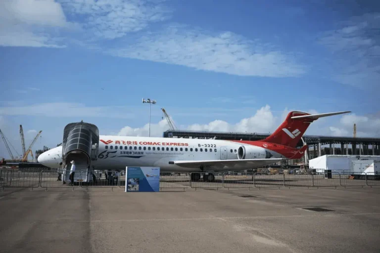 El avión C909 de China alcanza un impulso internacional gracias a la financiación de una aerolínea que lo adopte