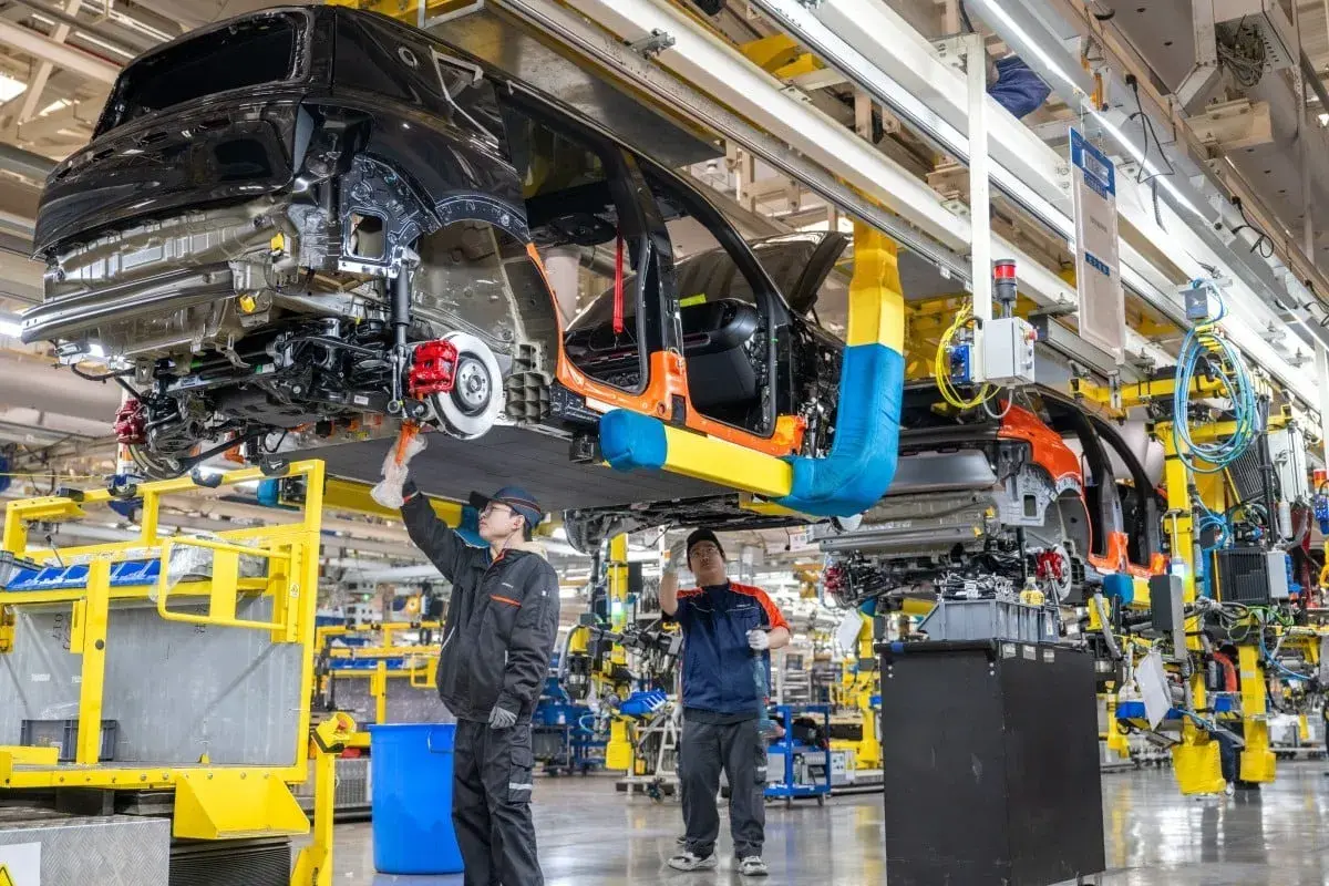 En este momento estás viendo El fabricante chino de vehículos eléctricos Geely apuesta por tecnologías de mayor autonomía y carga más rápida en lugar de una nueva guerra de precios