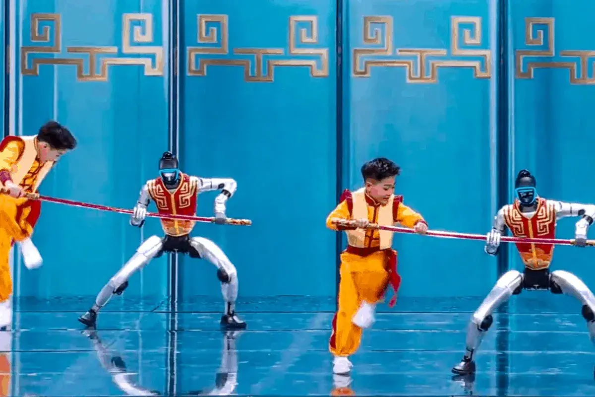 En este momento estás viendo Kung fu, saltos mortales y escala: Unitree prevé producir 20.000 robots en 2026 tras la gala