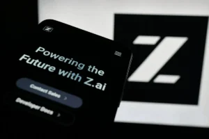 Lee más sobre el artículo Las acciones de la empresa china de inteligencia artificial Zhipu caen casi un 23% por problemas informáticos y quejas de los usuarios