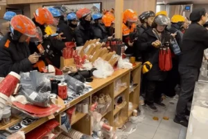 Lee más sobre el artículo El sorteo de té de burbujas de Alibaba impulsa a Qwen a la cima de la App Store de China, superando a Yuanbao de Tencent