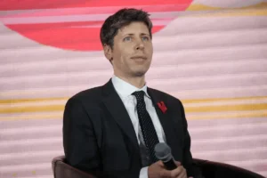 Lee más sobre el artículo Sam Altman quiere recordarles que los humanos también usamos mucha energía